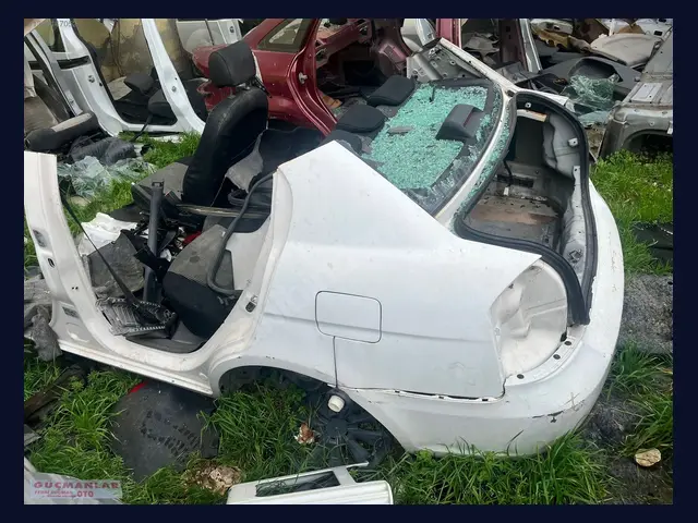 Hyundai Accent Era ÇAMURLUK çıkma yedek parça