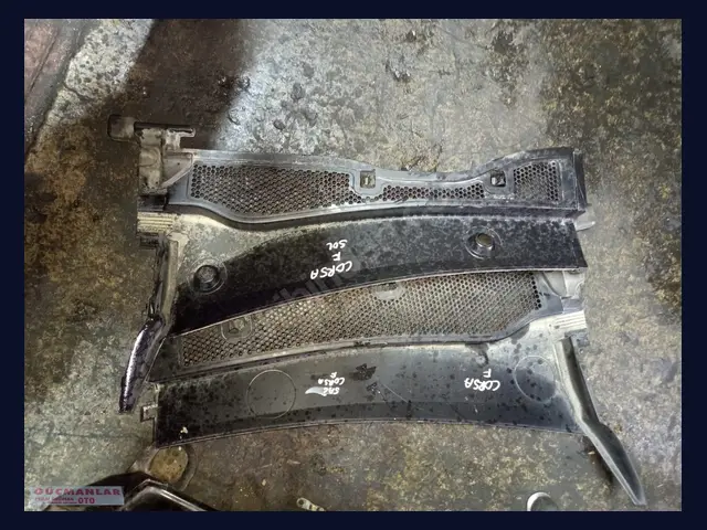Opel Corsa ÖN CAM IZGARASI çıkma yedek parça