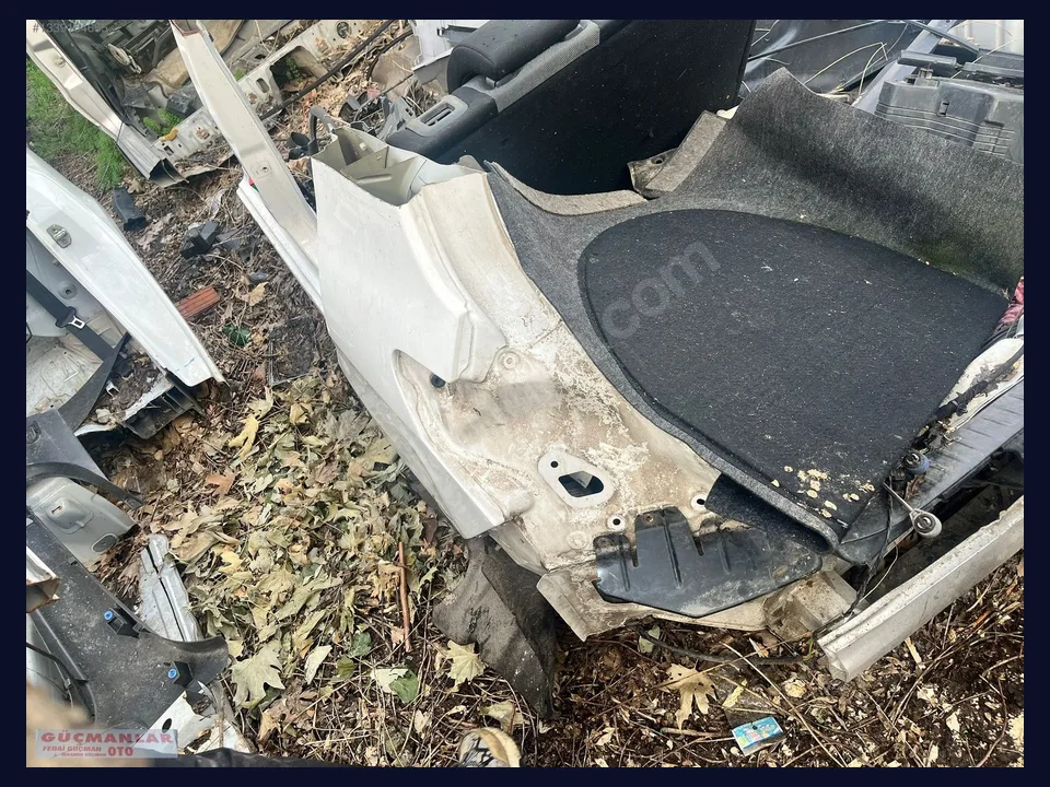 Peugeot 308 ÇAMURLUK çıkma parça fotoğrafı 1