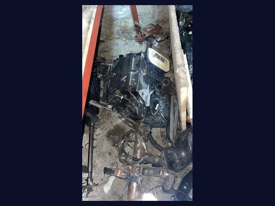 Renault Megane KALORİFER KUTUSU çıkma parça fotoğrafı 1